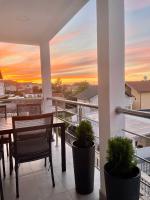 SeaScape - Relaxing beach home, steps from the water! - Chambres d’hôtes Bilice