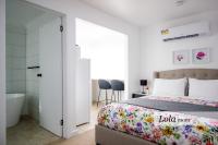 Lola - Deluxe Queen Studio with Bath, ground floor