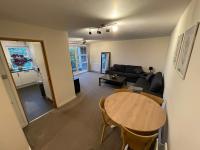 Spacious 2-Bedroom Flat Near Surbiton Station - B&B Surbiton