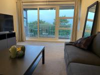 Spacious 2-Bedroom Flat Near Surbiton Station - Bed and Breakfast