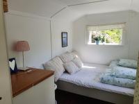 Sjönära ENKEL övernattningsstuga på berg med terrass, toilet in other house, outsideshower - Ferienwohnung Åkersberga