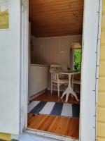 Sjönära liten stuga med sovloft, toilet in separate small house, only OUTDOOR shower! - B&B Åkersberga