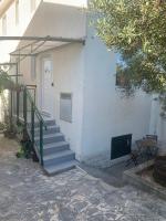 A cosy renovated one bedroom appartement with parking space and near the sea and the historical city center - Chambres d'hôtes Primošten