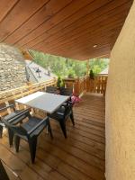 LE PASSE-MONTAGNE Bel appartement avec terrasse dans vieille ferme de montagne rénovée - Chambres d’hôtes