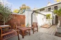 Beautiful 2-Bed Terrace House with Outdoor Areas - Chambres d’hôtes