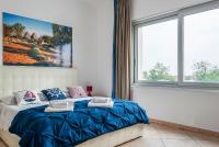 Zimmer mit Kingsize-Bett und Meerblick