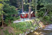 Cozy Creek Cabin - On Austin Creek Hot Tub - Dog Friendly - BBQ Grill - Fast WiFi - Chambres d'hôtes Cazadero