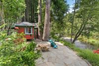 Cozy Creek Cabin - On Austin Creek Hot Tub - Dog Friendly - BBQ Grill - Fast WiFi - Chambres d'hôtes Cazadero