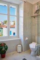 Zimmer mit Kingsize-Bett und Meerblick