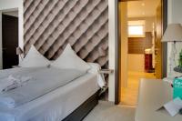 Habitación con cama extragrande.