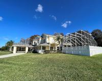 Mickeys Homestead - Stylish 4BR Lakefront Cottage with Huge South Facing Pool Hot Tub BBQ - 2 miles Disney! - B&B Orlando