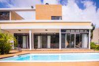 Villa Simone: Sunlit Beach Getaway w/ Pool + WIFI - Ferienwohnung Belle Mare