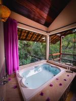 Zimmer mit Queensize-Bett und Whirlpool-Badewanne