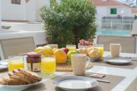 Bonito bungalow con piscina junto a la playa - B&B