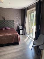 Zimmer mit Kingsize-Bett und Gartenblick.
