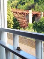 B&B Ironbridge - Ironbridge View Townhouse - Stunning view of the Iron Bridge UK WINNER 2024 'MOST PICTURESQUE SELF-CATERING HOLIDAY HOME' of the year' & WINNER '2024 BEST HOLIDAY HOME IN SHROPSHIRE' - Bed and Breakfast Ironbridge