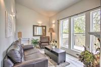 Lakeview Retreat w/ Fireplace, Spa Tub & Balcony - Ferienwohnung Nine Mile Falls