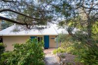 B&B Point Lookout - ARCADIA -Straddie original 3 bedroom house with ocean views - Bed and Breakfast Point Lookout