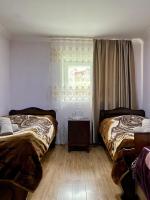Dreibettzimmer mit Bergblick