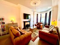 Historic 2-Bed Paisley Retreat, Airport & Station - Chambres d'hôtes Paisley