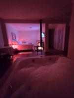 Suite mit Queensize-Bett und Whirlpool