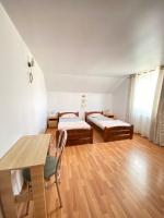 Tweepersoonskamer met 2 Aparte Bedden en Badkamer