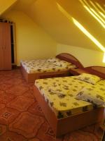 Zimmer mit Kingsize-Bett und Seeblick