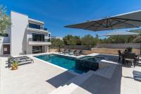 Villa Lady Maris with heated private pool, 5 en-suite bedrooms, 70m from beach - Chambres d'hôtes Slatine