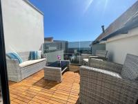 The Alice Apartment - by Coastline Retreats - Stunning Balcony Apartment with Sea Views - Alice in Wonderland Themed Secret Room - Luxury Copper Bath in Master Bedroom - B&B