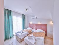 Tree Bedroom with Private Pool 4