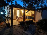 Cottage a 1km dal centro storico, 500 m dal mare,veranda attrezzata,barbecue,doccia interna ed esterna,giardino - B&B Carloforte