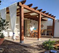Cottage a 1km dal centro storico, 500 m dal mare,veranda attrezzata,barbecue,doccia interna ed esterna,giardino - Ferienwohnung
