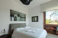 Habitación con cama extragrande y vistas al lago