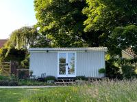 Wellsprings Farm - Self-catering shepherds hut with private garden - B&B
