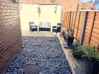 Entire holiday home in Blackpool with free parking and a private patio garden - B&B