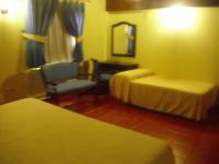 Tweepersoonskamer met 2 Aparte Bedden en een Extra Bed