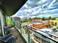 Chic Leeds City Apartment, Free Parking, Balcony - Bed and Breakfast Leeds