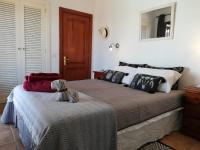 Habitación con cama grande y vistas al jardín