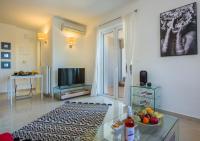 Apartment with Pool View 