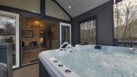 B&B Bethesda - P57 - Riverside Family Pod with Hot Tub - Bed and Breakfast Bethesda