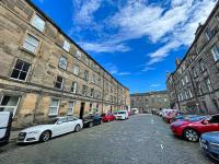Desirable 2 Bed Apt Near Edinburgh Castle - B&B