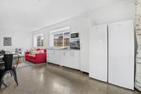 Bright 3-Bedroom Unit with Parking and Kitchenette - B&B Auckland