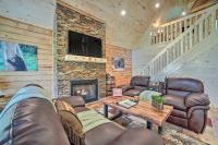 Hot Tub, Pool Access and Fire Pit Gatlinburg Cabin - B&B Gatlinburg