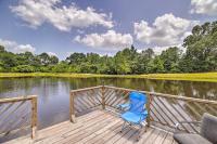 B&B Woodville - Lakefront Cabin with Access to 2 Paddleboats! - Bed and Breakfast Woodville