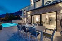 Seaview Villa Nautique, a 3-bedroom villa with a 32 sqm heated private pool and a Whirlpool - Chambres d'hôtes Jesenice