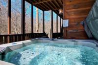 Vintage Luxury Mountain Cabin, Creekside, King Bed, Spa, Fire Pit, Game Room, DogsOk - Chambres d’hôtes Hiawassee