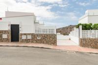 Big Villa Tauro with Private Heated Saltwater Pool & Jacuzzi & BBQ & Game Room & Arcade Games - Chambres d'hôtes Mogán