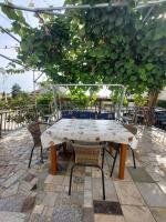 Estudio con patio (2 adultos)