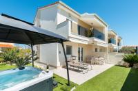 Beachfront Reiterer Villa V1 with Jacuzzi 30 meters from the Beach - CROWONDER LUXURY RENT - B&B