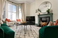 B&B Plymouth - NEW LUXURY for 2022 - Central Plymouth House - Sleeps 10 - Access to Plymouth Hoe - Close to The Barbican - Pets welcome - By Luxe Living - Bed and Breakfast Plymouth